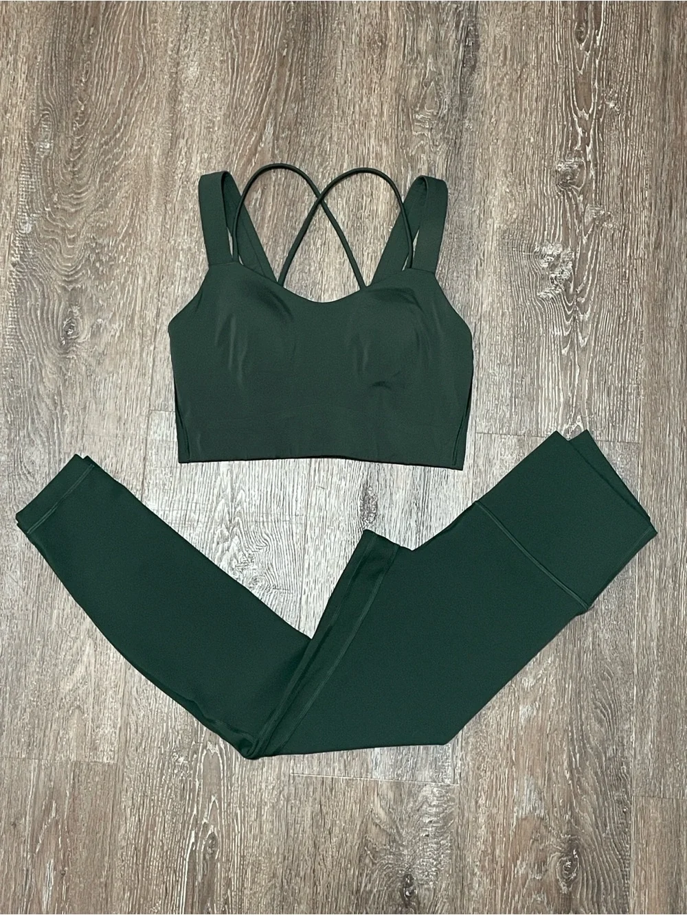 Like New Lululemon Matching Rainforest Green Set. Size Top 6/Bottom 4